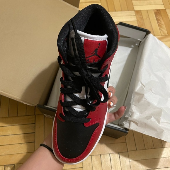 BNIB Air Jordan 1 mid (GS) black-gym red Chicagos 554725 069 6Y: womens 7.5-8 - Picture 3 of 7